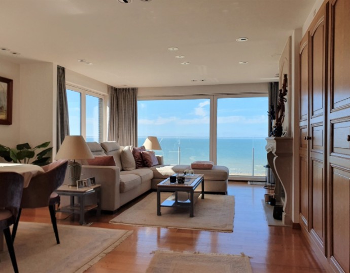 Spacieux appartement d'angle de 2 chambres à coucher avec vue frontale sur la mer à vendre