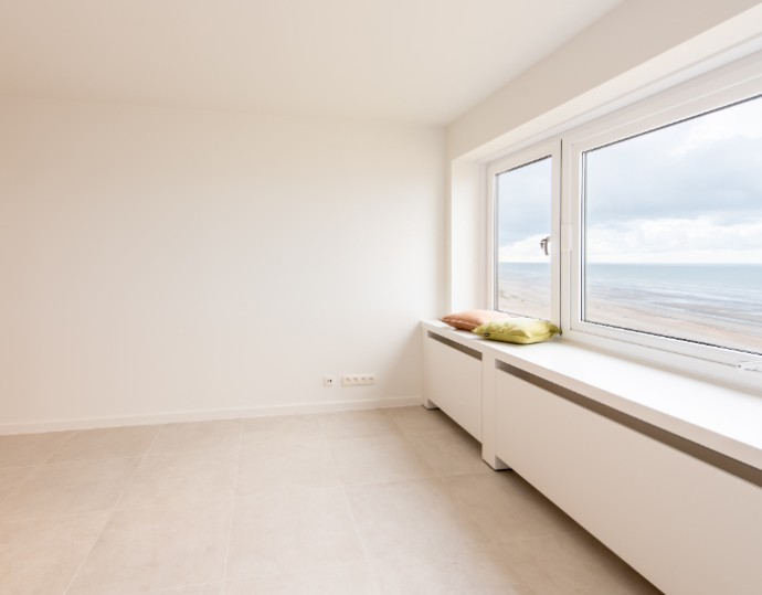 Gerenoveerd 2-slaapkamer appartement met panoramisch zeezicht