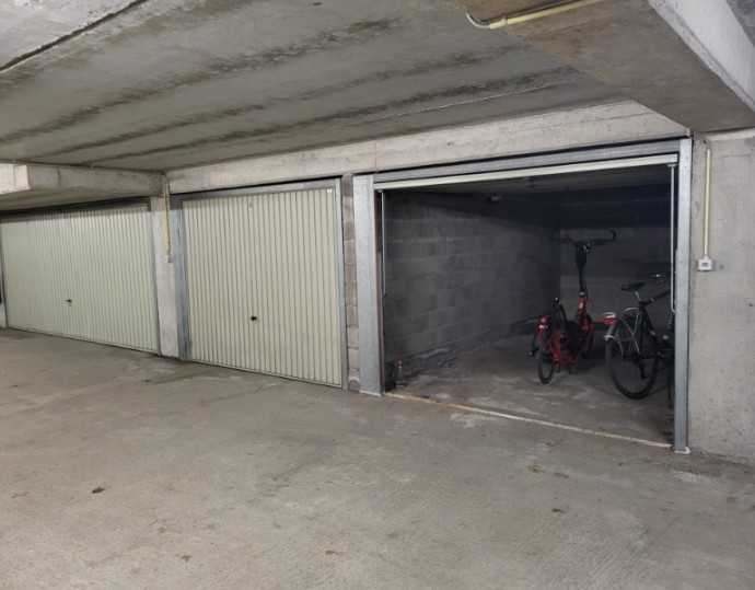 Afgesloten garagebox in Oostduinkerke te koop