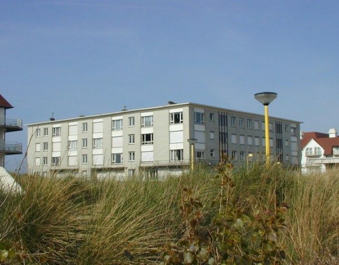 Volledig gerenoveerd gelijkvloers appartement vlak aan het strand gelegen